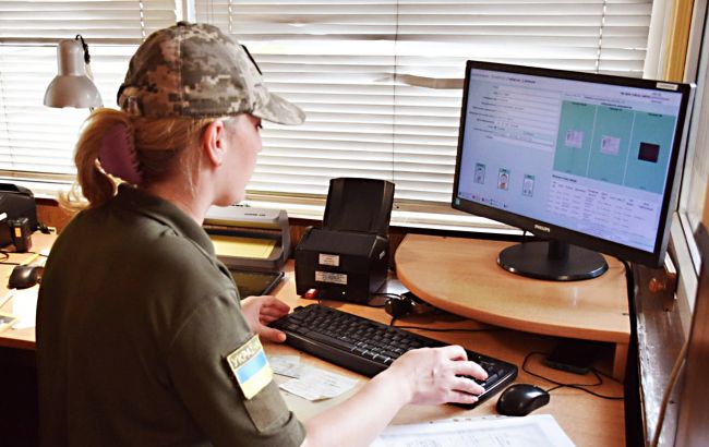 "Глаза боятся, руки дают". Пограничники задержали уклониста, который предлагал взятку за выезд (видео)