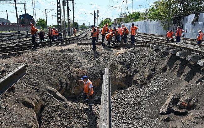 Росія вночі прицільно вдарила по депо "Укрзалізниці" в Києві, загинули 7 людей