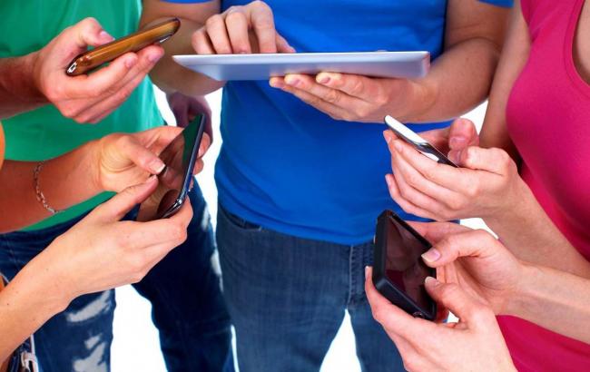 Коллекция гаджетов: планшет и мобильный телефон