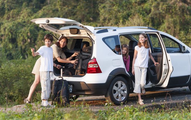 Травневі свята в Україні: як змінився календар і чи будуть вихідні у 2026 році