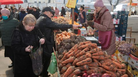 Продукты в Украине дешевеют: на что снизились цены за последний месяц