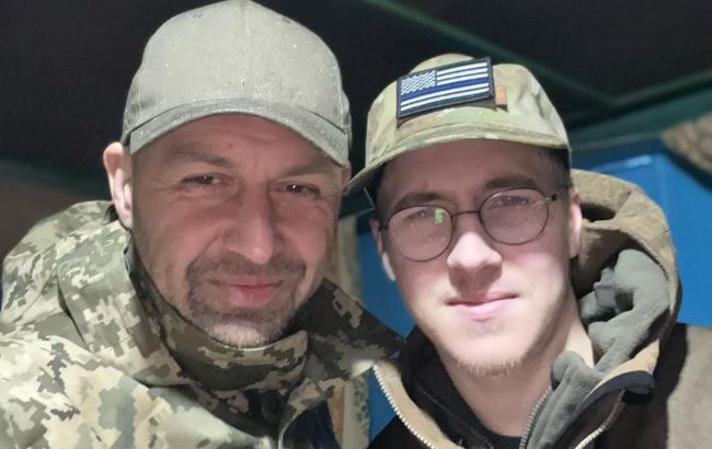 "Через месяц было бы 25". Андрей Онистрат показал могилу сына, который погиб на войне