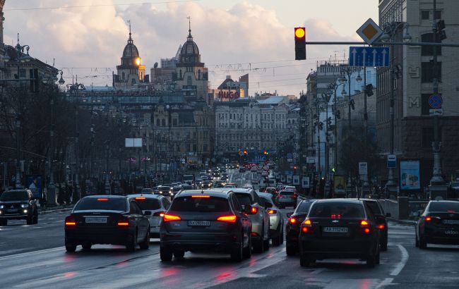 Утром часть Киева накрыл туман. В полиции дали советы водителям и пешеходам