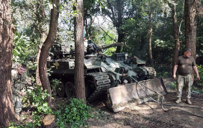 У Чернігівській області з Десни виловили російський танк. Його передадуть ЗСУ (фото)