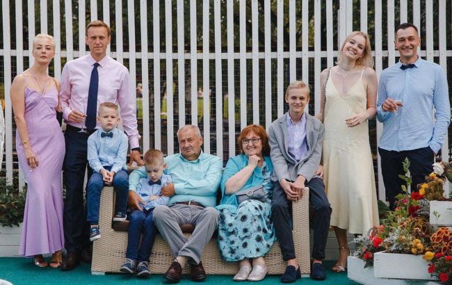 Колишній в’язень брат, дружина-соратниця і двоє дітей. Що відомо про родину Навального