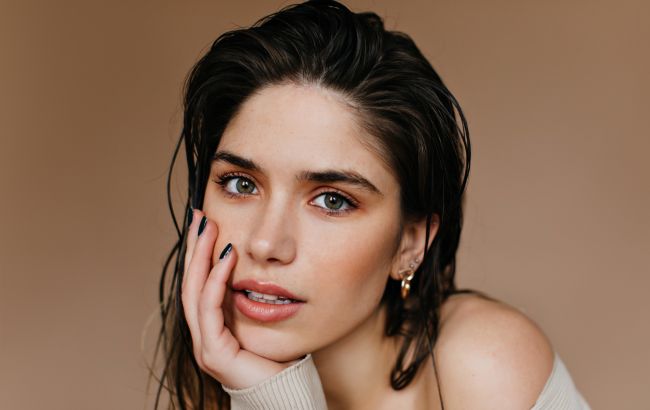 Макіяж, який не "пливе": як зберегти мейк у дощ і вітер