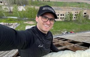 Ігор Ласточкін, який служить у ЗСУ, показав запальні танці в бліндажі: мережа в захваті