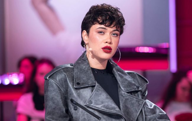 Кожаные платья вместо воздушных сарафанов. Почему Lida Lee кардинально изменила стиль