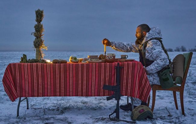 "Пам’ятайте про тих, хто в окопах". Військовий показав щемливий фотопроєкт із захисниками до Різдва
