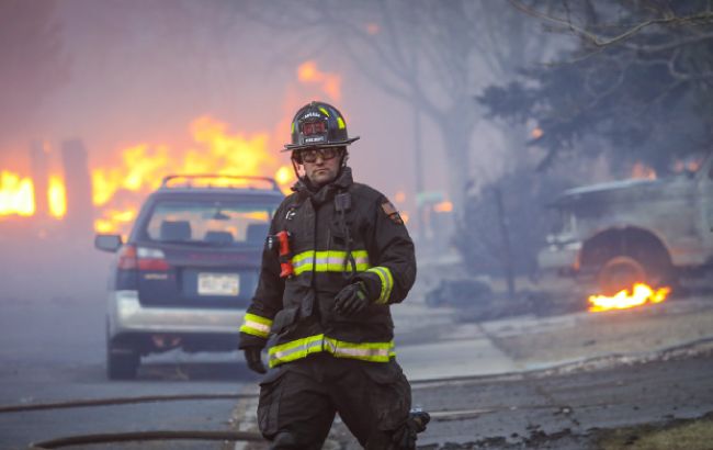 В США сошел с рельсов и вспыхнул поезд с опасными веществами (видео)