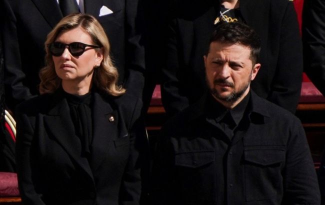 Что означал образ Зеленского на прощании с Папой Римским? Дизайнер раскрыла его символизм