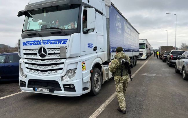 На кордоні з Польщею запрацював пункт пропуску для порожніх вантажівок