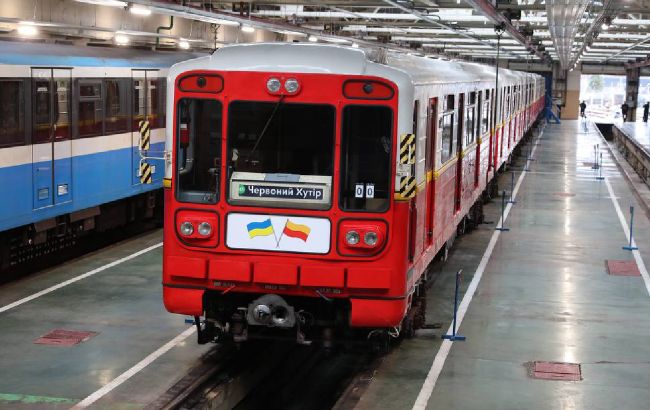 В метро Києва вже їздять польські вагони: як вони виглядають