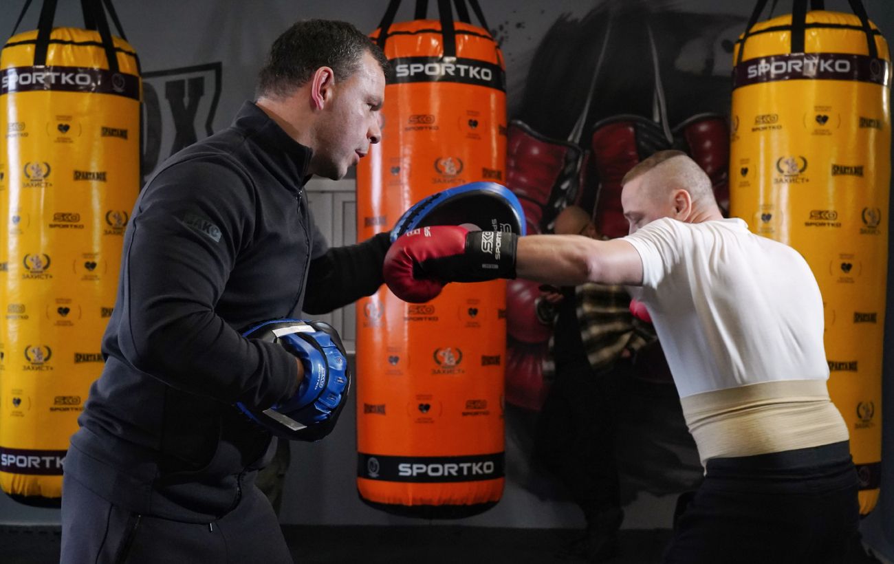 “Спорт лікує душу”: у Київській обласній лікарні відкрили боксерський зал для ветеранів війни