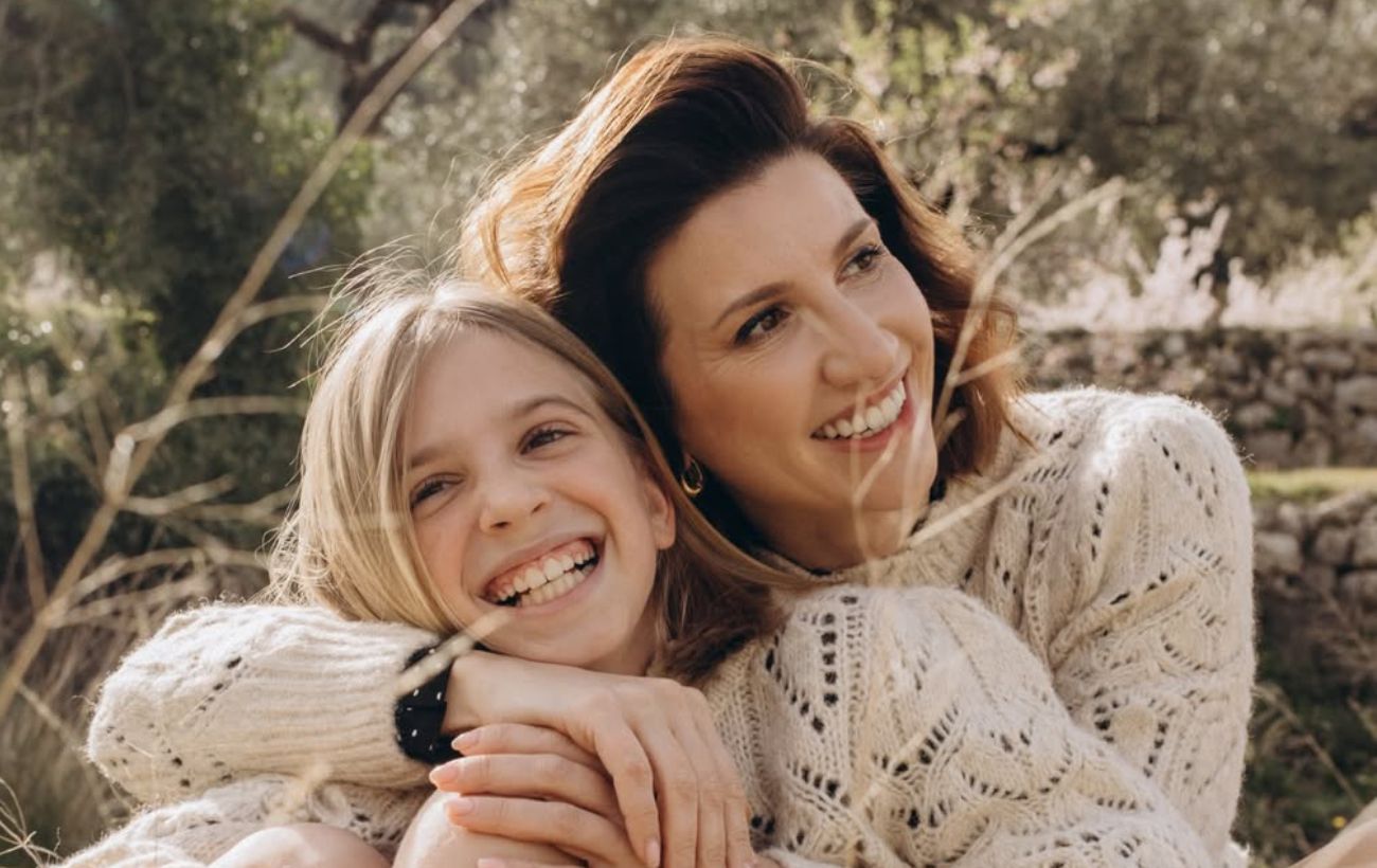 Аніта Луценко влаштувала атмосферну фотосесію з 9-річною донькою серед ромашок