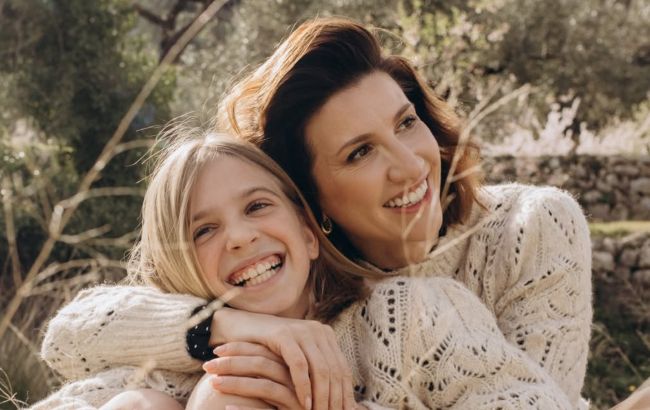 Анита Луценко устроила атмосферную фотосессию с 9-летней дочерью среди ромашек