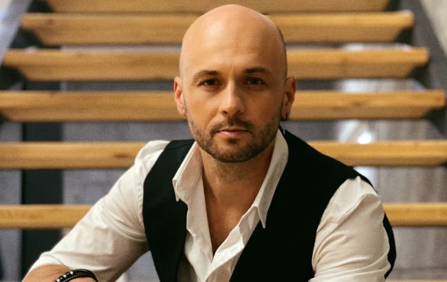 "Кілька днів лежав на підлозі". Маму українського співака посадили до в’язниці