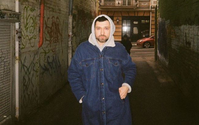 Известный певец рассказал, как его бабушка на Урале поддерживает Украину в окружении "бешеных зомби"