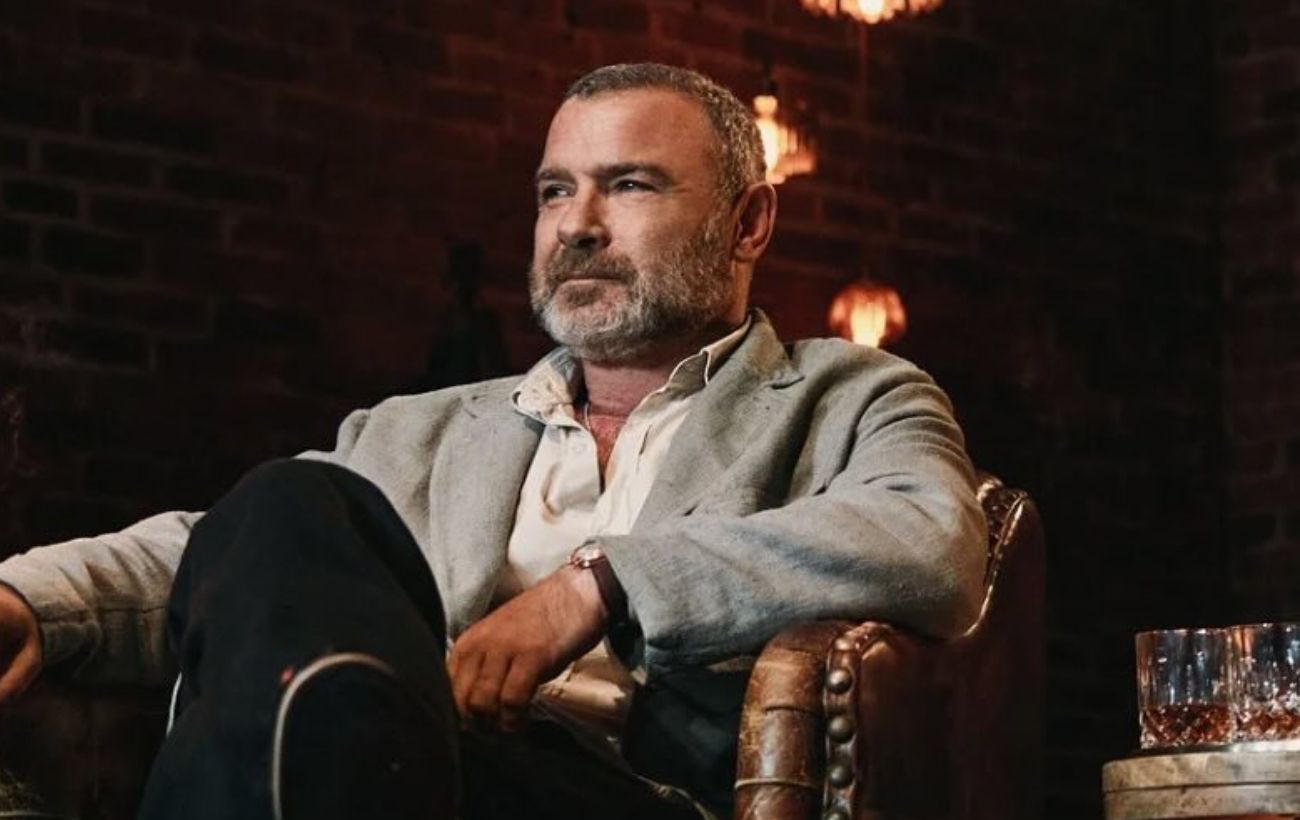 Зірка "Людей Ікс" Лієв Шрайбер приїхав до Києва та побував на місці російського удару