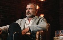 Зірка "Людей Ікс" Лієв Шрайбер приїхав до Києва та побував на місці російського удару