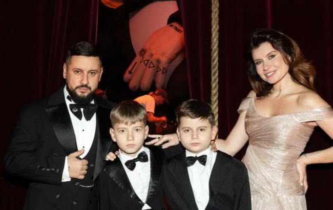 MONATIK с женой на редких фото показали, как их сыновья заметно подросли и изменились