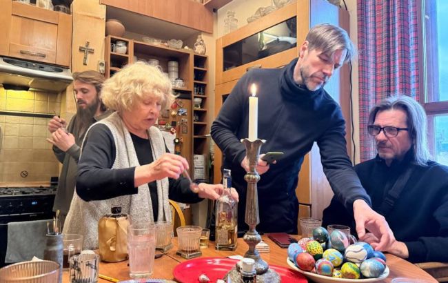 С внуком и зятем-военными: Ада Роговцева показала, как с семьей готовилась к Пасхе