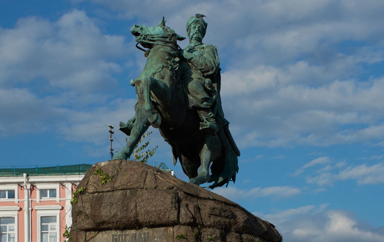 В Киеве сняли защитный каркас с памятника Богдану Хмельницкому