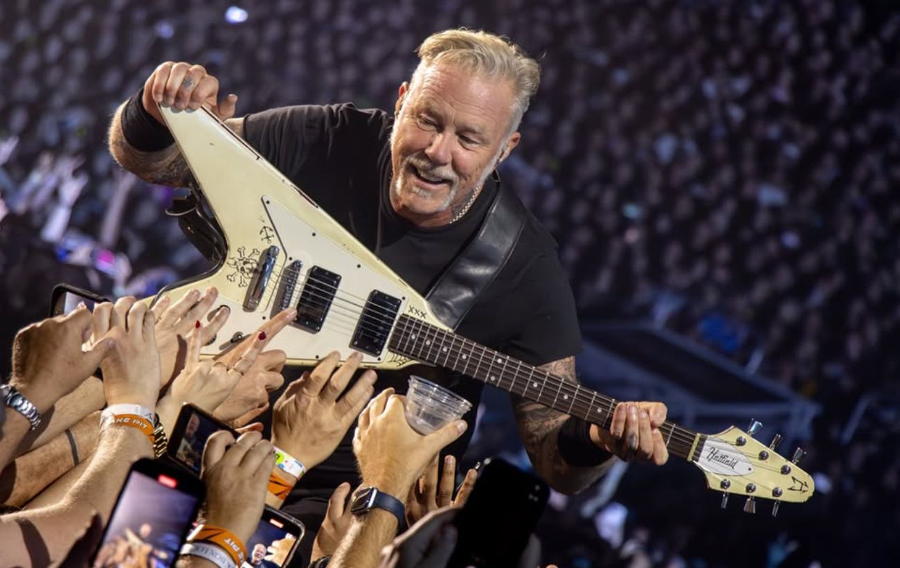 Лідер культового рок-гурту Metallica назвав українку "особливою подругою" і зірвав овації стадіону