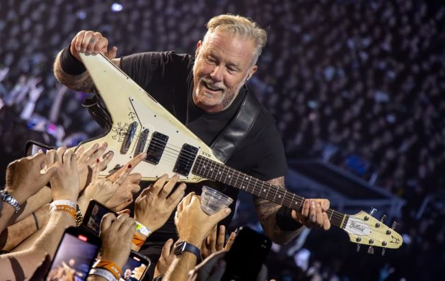 Лидер культовой рок-группы Metallica назвал украинку "особой подругой" и сорвал овации стадиона