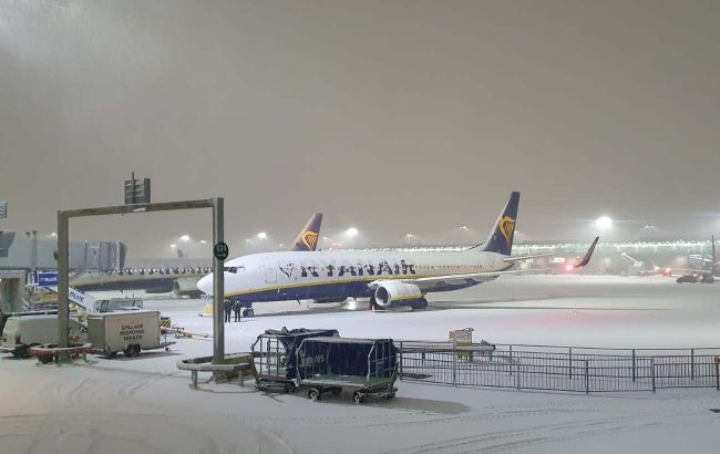 Закриті аеропорти, перебої на дорогах та залізниці. Британію накрила негода