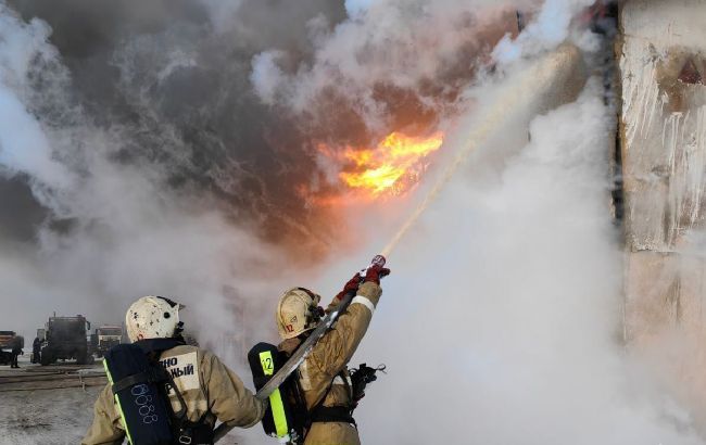 У російському Магадані згорів склад з вантажівками