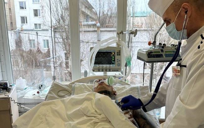 Осколок в голове и раненое сердце: медики чудом спасли 22-летнего воина