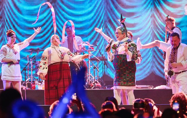 Верка Сердючка на концерте продала флаг Залужного: лот ушел за рекордную сумму на помощь детям