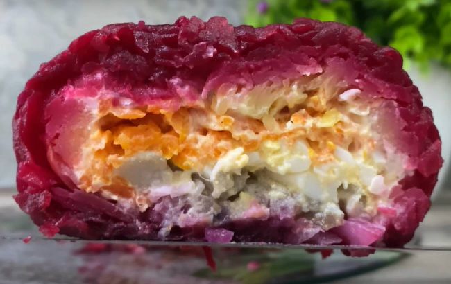 Рулет "Селедка под шубой": рецепт известного салата на Новый год в новом варианте