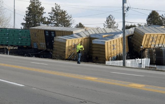 В американському Огайо з рейок зійшов вантажний потяг (відео)