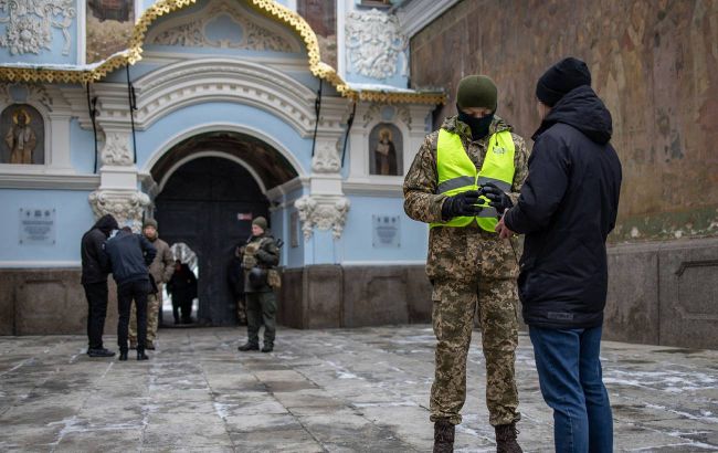 СБУ нашла миллионы наличных и "сомнительных" россиян в церквях МП