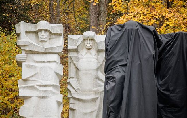 Попри заборони ООН. У Литві почали зносити найбільший пам'ятник військам СРСР