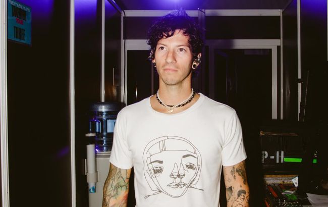 Учасник Twenty One Pilots зʼявився у новому кліпі в бандані з українським написом (відео)