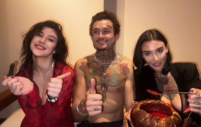 "Лагідно українізуємо іноагента". Російський репер засвітився з учасницями "Холостяка" на Балі (відео)