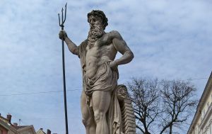 У Львові руйнуються знамениті скульптури на площі Ринок