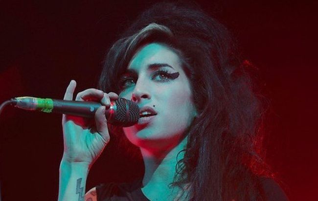 Батько покійної Емі Вайнгауз буде судитися з її подругами: що відомо