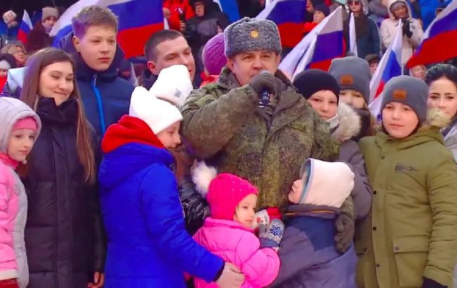 Мама погибла в Мариуполе, а дочери благодарят россиян за "спасение": истории детей из "Лужников"