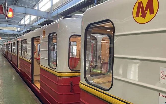 Как в Варшаве. В метро Киева будут ездить новые поезда с необычным салоном (фото)