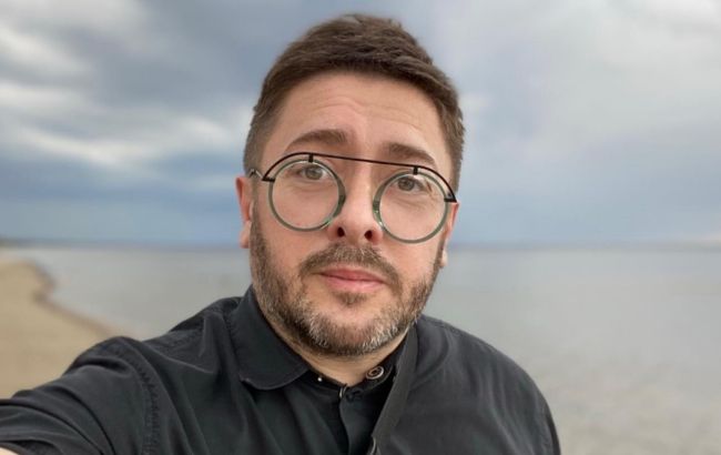 Известный телеведущий объяснил, для чего хранит российский паспорт: "Нужен мне"