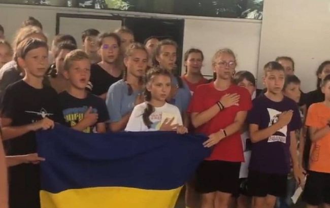 "Бігали з автоматами". Угорські прикордонники годинами тримали українських дітяй, які їхали на гастролі