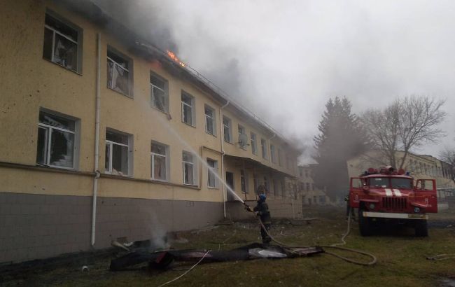 В Купянском районе российские снаряды повредили лицей: пострадал мужчина