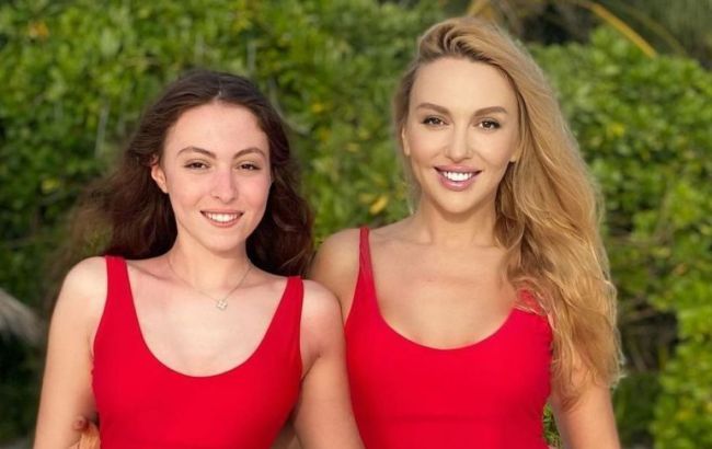 Полякова щемливо привітала старшу доньку з 20-річчям і показала родинні фото