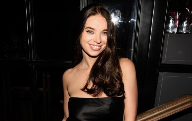 Жена Усика покорила элегантным образом в черном: жакет, объемная юбка и Hermès