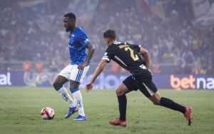 Мордобой вместо футбола: в Бразилии арбитр показал рекордные 23 красные карточки (видео)