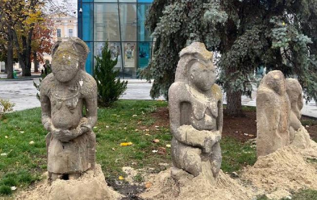 В Харькове вандалы топором повредили скульптуры половецких баб (фото)